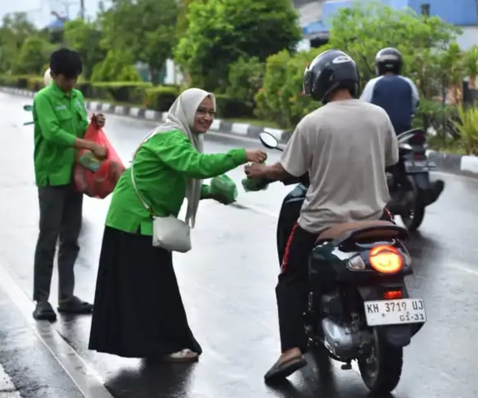Anggota DPRD Kapuas Masliana Bersama PKB Bagikan Ratusan Takjil kepada Pengguna Jalan
