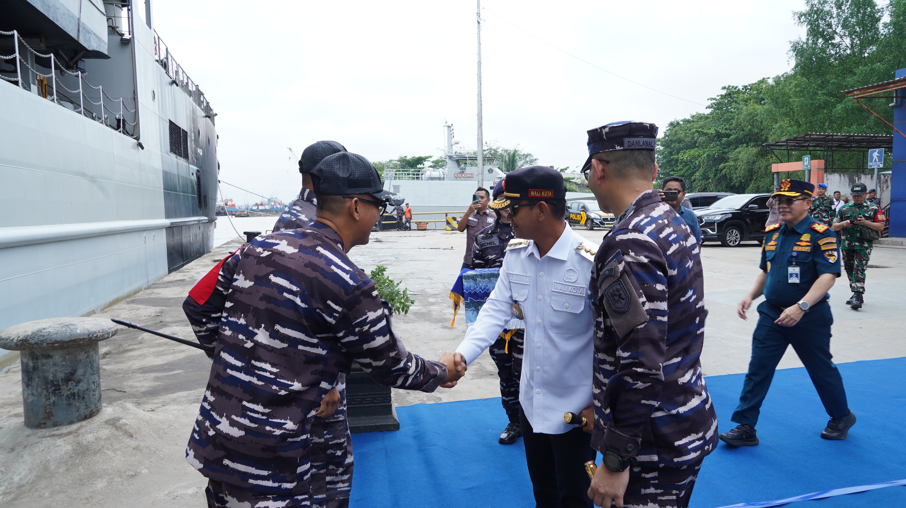 KRI Teluk Kupang-519 Sandar di Banjarmasin, Masyarakat Bisa Nikmati Suasana Dek Kapal