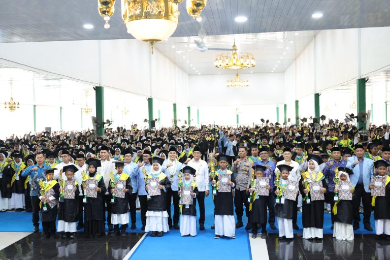 Bupati Andi Rudi Latif Wisuda 1.200 Santri TKA-TPA, Tegaskan Pentingnya Generasi Qur’ani