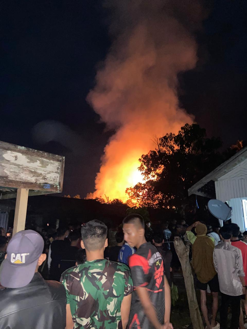 Prajurit Yonif TP 884/Saijaan Bantu Padamkan Kebakaran di Baharu Utara