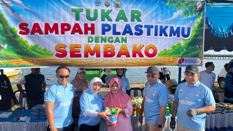 Fun Walk HUT ke-76 Kotabaru Meriah, Ribuan Warga Ikuti Jalan Sehat dan Tukar Sampah Plastik dengan Sembako