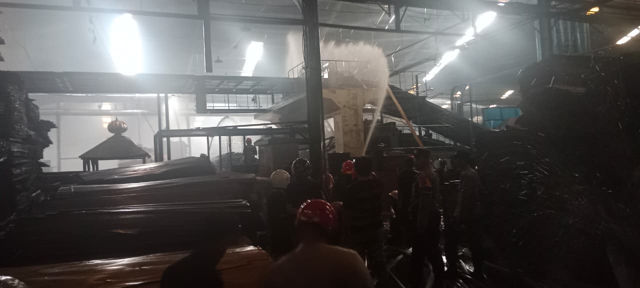 Gudang Perusahaan Kayu Lapis di Banjarmasin Barat Terbakar