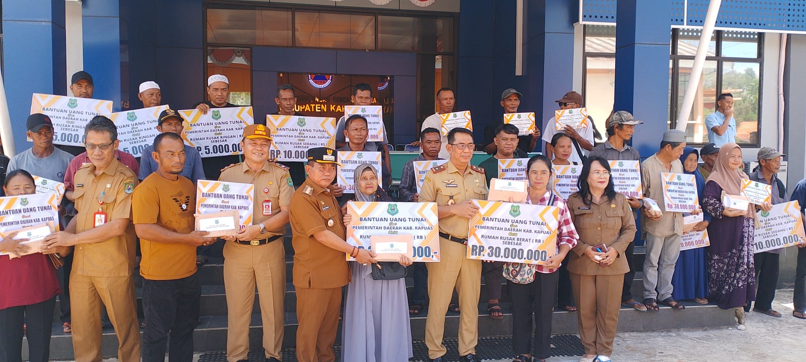 BPBD Kapuas Salurkan Bantuan Korban Kebakaran dan Puting Beliung
