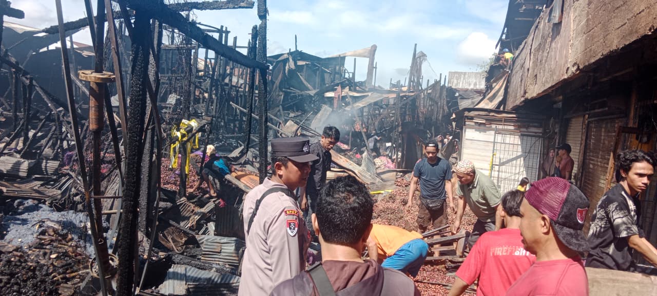 Puluhan Kios Pedagang Pasar Bawang Banjarmasin Terbakar