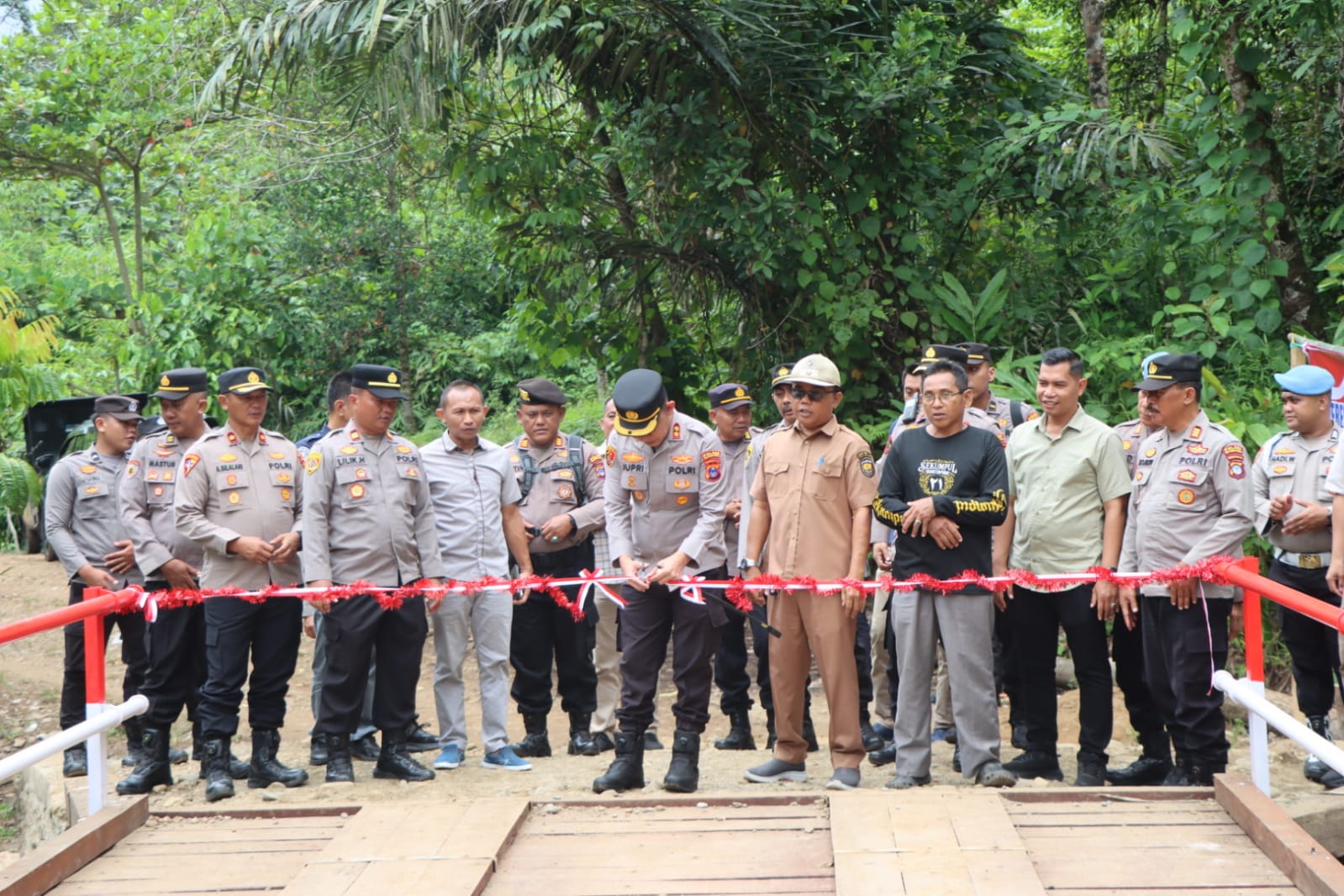 Kapolres HST Resmikan Jembatan Merah Putih Desa Sungai Harang