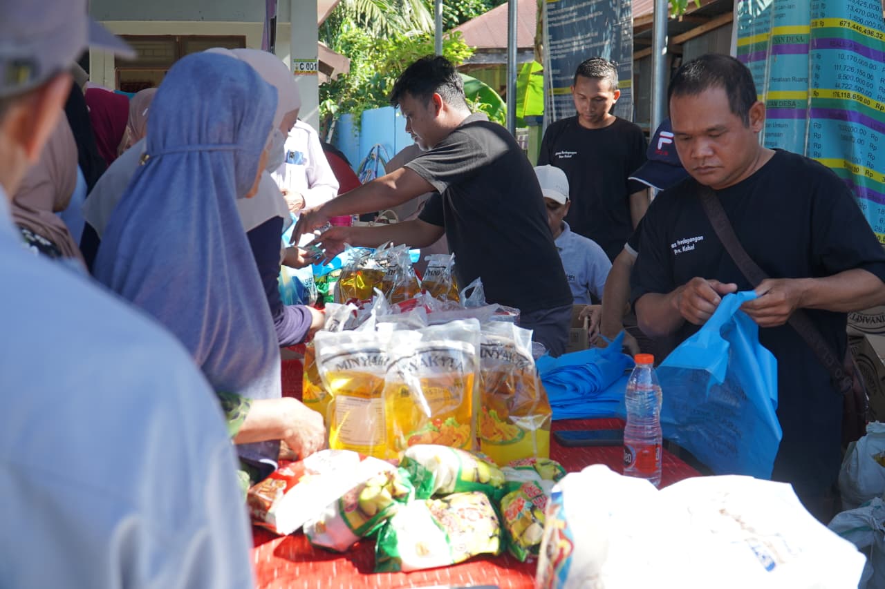 Disdag HST dan Provinsi Kalsel Gelar Pasar Murah di Desa Pajukungan