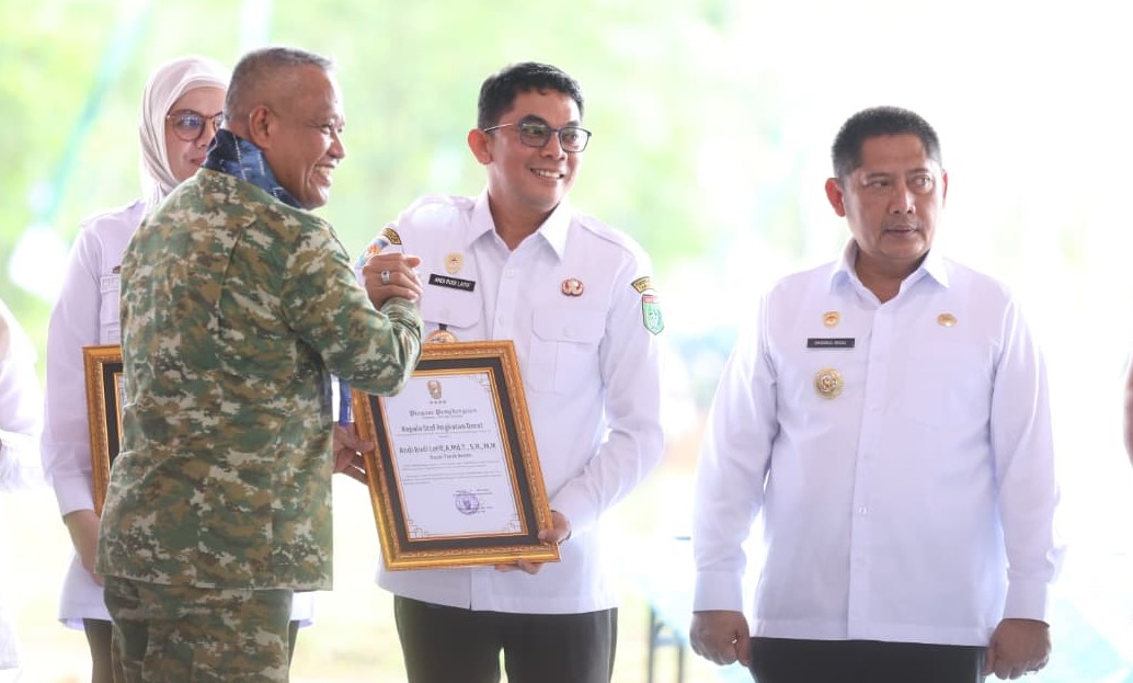 Bupati Andi Rudi Latif Terima Penghargaan Kasad, Bukti Komitmen Dukung Pembangunan Kodam di Kalsel