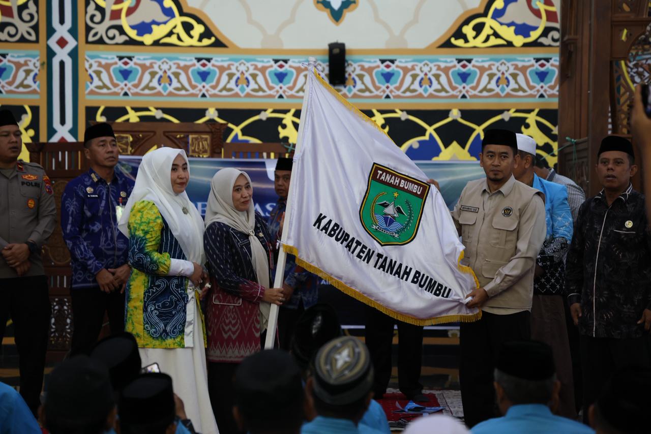Tanah Bumbu Lepas 239 Jamaah Calon Haji, Bupati Andi Rudi Latif Sampaikan Jaga Kesehatan, Patuhi Arahan Petugas dan Pembimbing