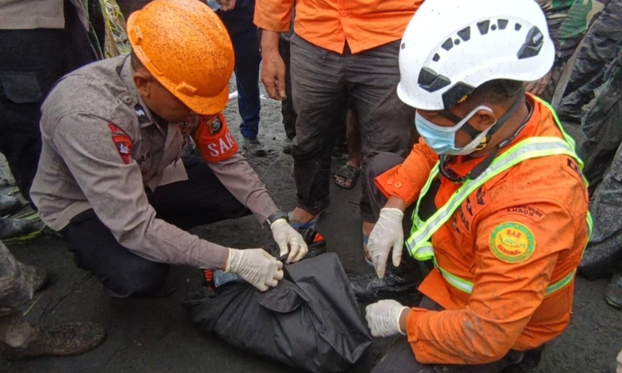2 Jasad WN Singapura Ditemukan Berpelukan Terhimpit Batu Erupsi Dukono