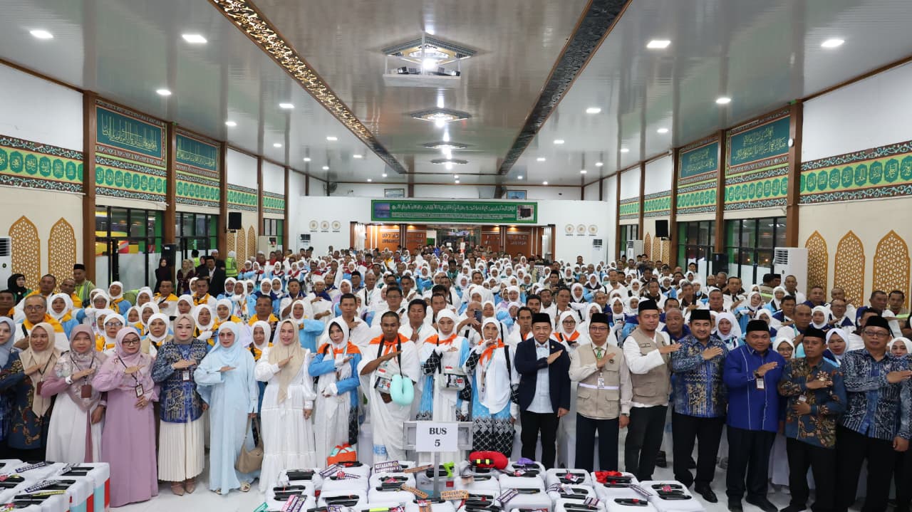 Keberangkatan Jemaah Haji Tanah Bumbu Kloter BDJ 13 Resmi Dilepas, 356 Jemaah Menuju Tanah Suci