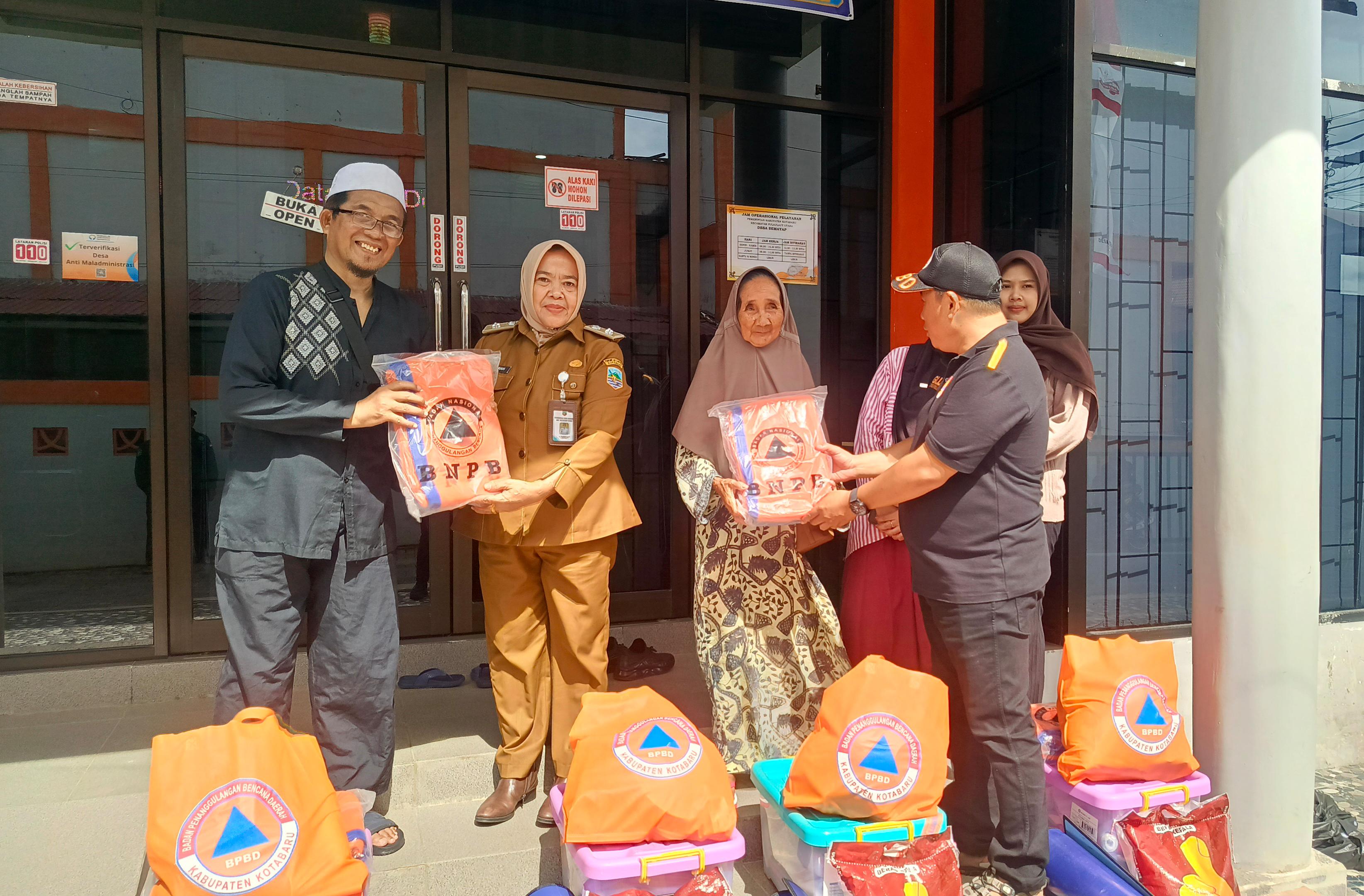 BPBD Kotabaru Salurkan Bantuan untuk Korban Kebakaran di Desa Semayap