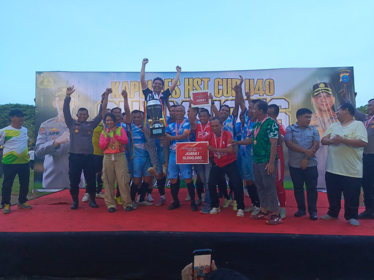 Tekuk SMAN 1 Barabai Legend, PJM Polres HST Juara Turnamen Sepakbola U40