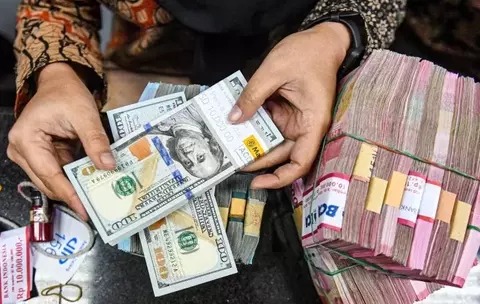 Rupiah Kini Tembus Rp 17.704, BI Bakal Kerek Suku Bunga?