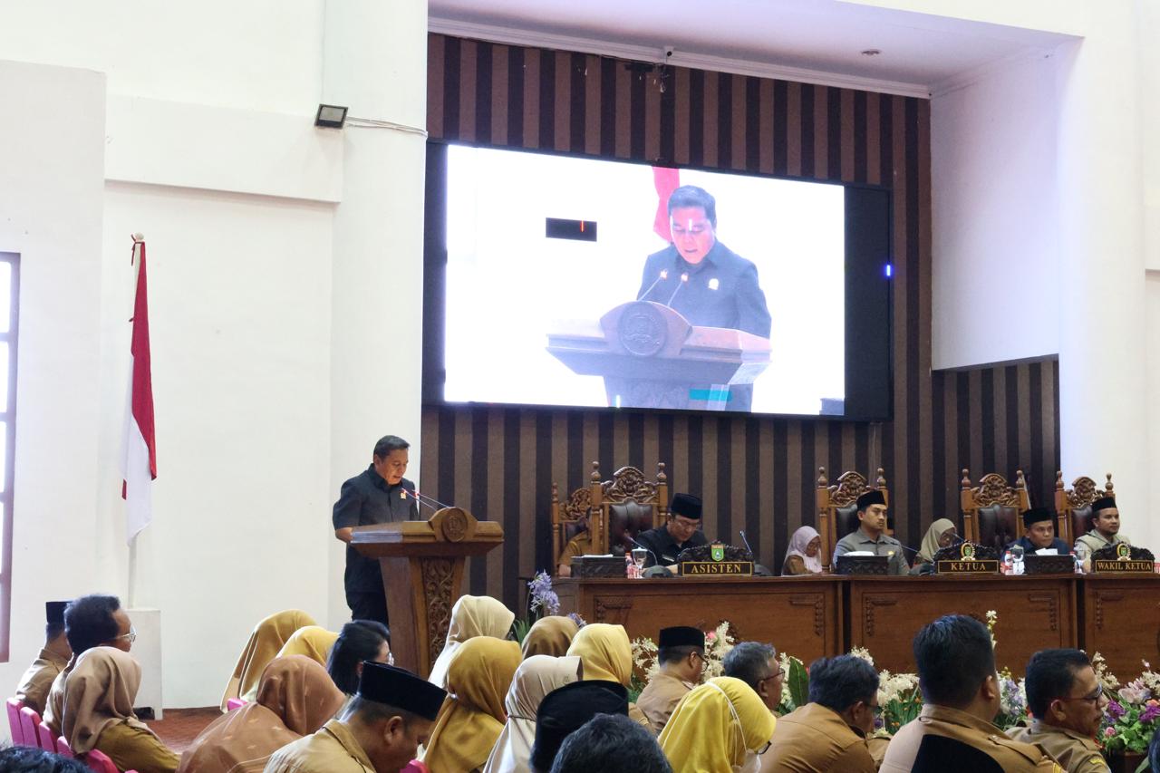 Raperda Penyelenggaraan Perizinan Berbasis Risiko Dibahas dalam Pemandangan Umum Fraksi DPRD Tanah Bumbu
