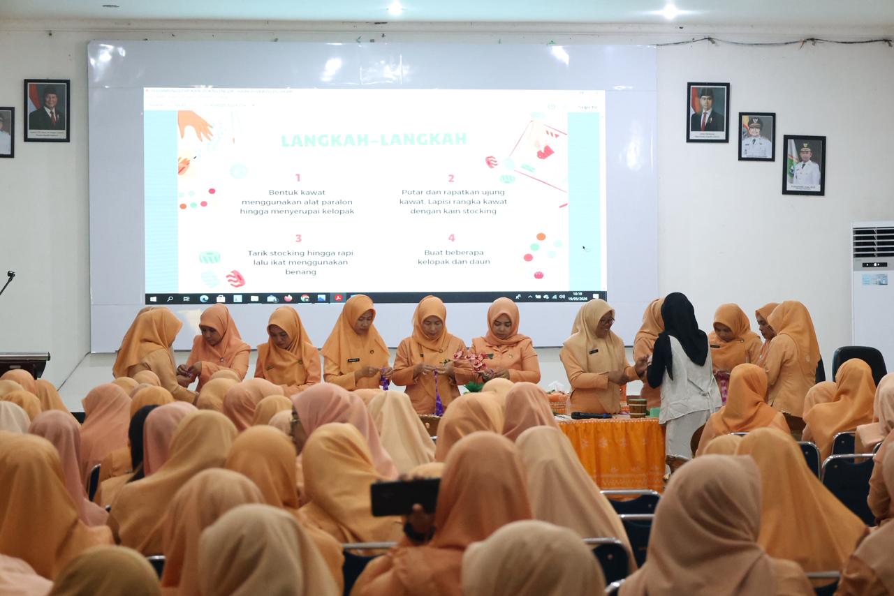 Pelatihan Kerajinan Bunga Kain Stocking, DWP Tanah Bumbu Dorong Kreativitas dan Ekonomi Keluarga