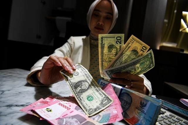 Rupiah Makin Tertekan, Sentuh Rp 17.706 per Dollar AS Pagi Ini