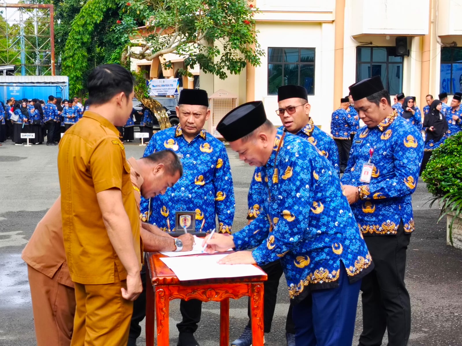 Bupati HST Serahkan Hibah Aset Kantor dan Pasar Desa di Momen Peringatan Harkitnas Ke-118