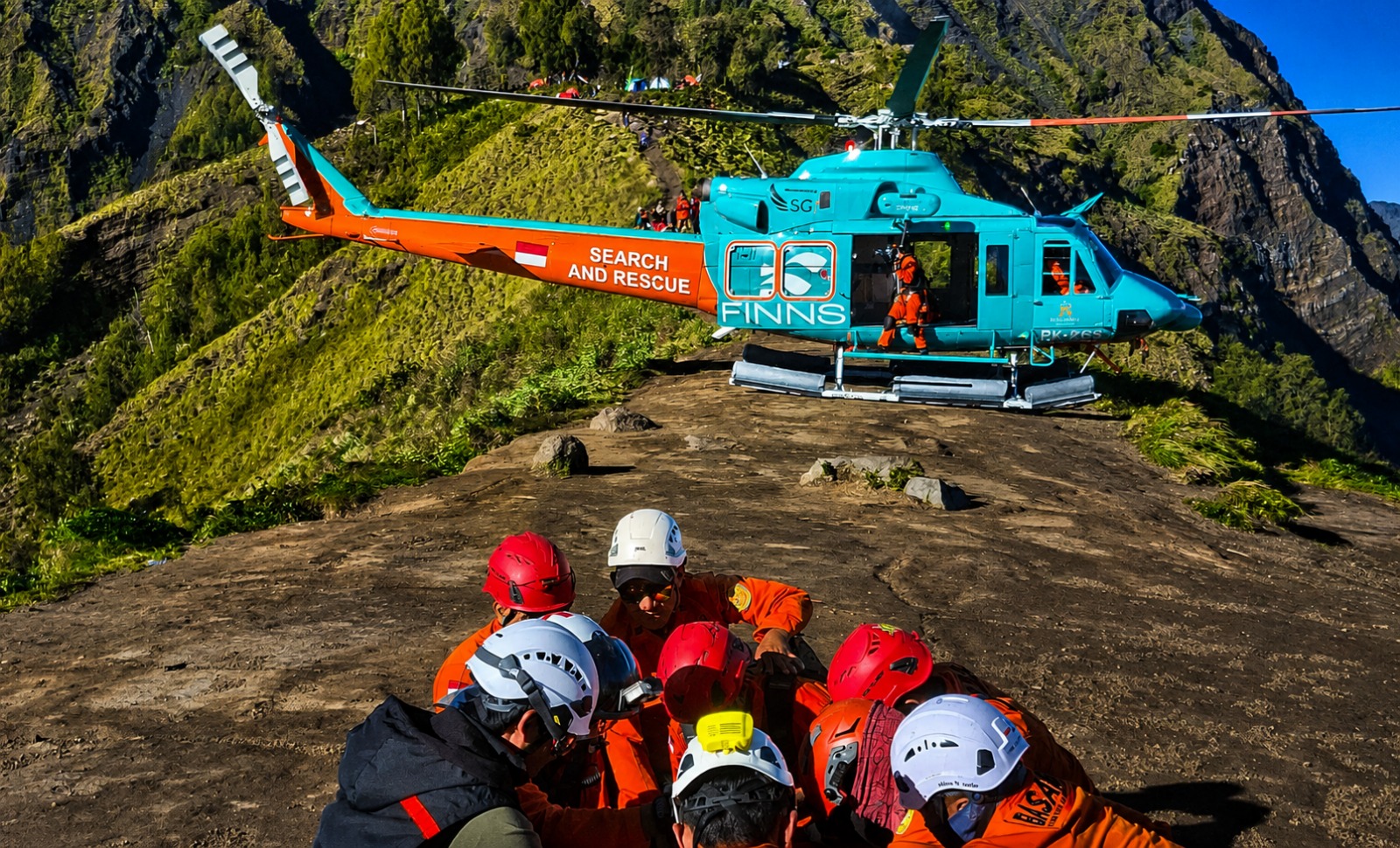 TNGR: Pendaki yang Cedera Dievakuasi Menggunakan Helikopter