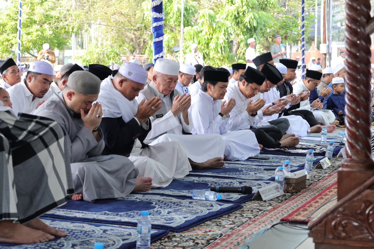 Gubernur Muhidin dan Wagub Hasnuryadi Salat Idul Adha di Masjid Sabilal Muhtadin