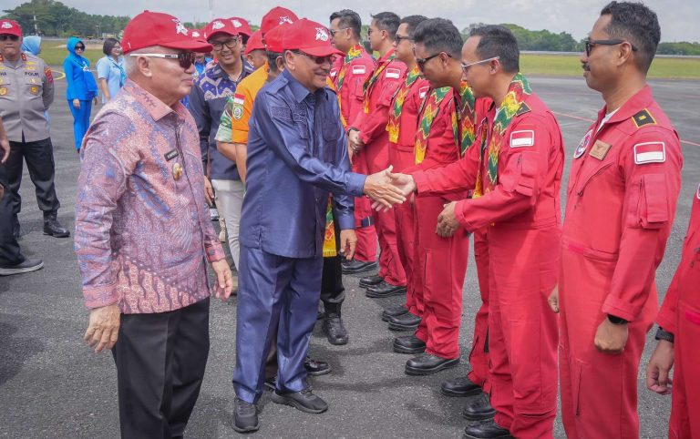 Jupiter Aerobatic Team Singgah di Lanud Sjamsudin Noor, Ketua DPRD Kalsel Sampaikan Apresiasi
