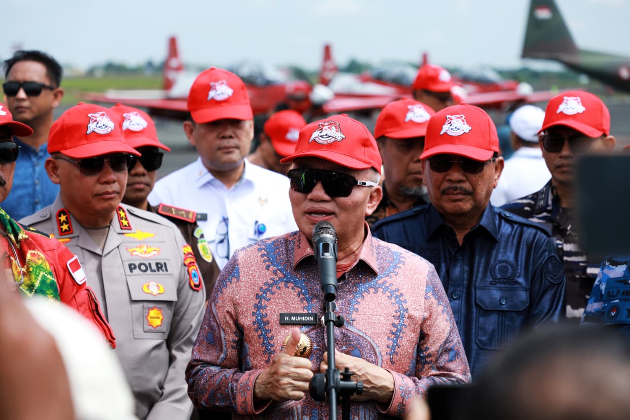 Gubernur Muhidin Apresiasi Manuver Memukau Jupiter Aerobatic Team