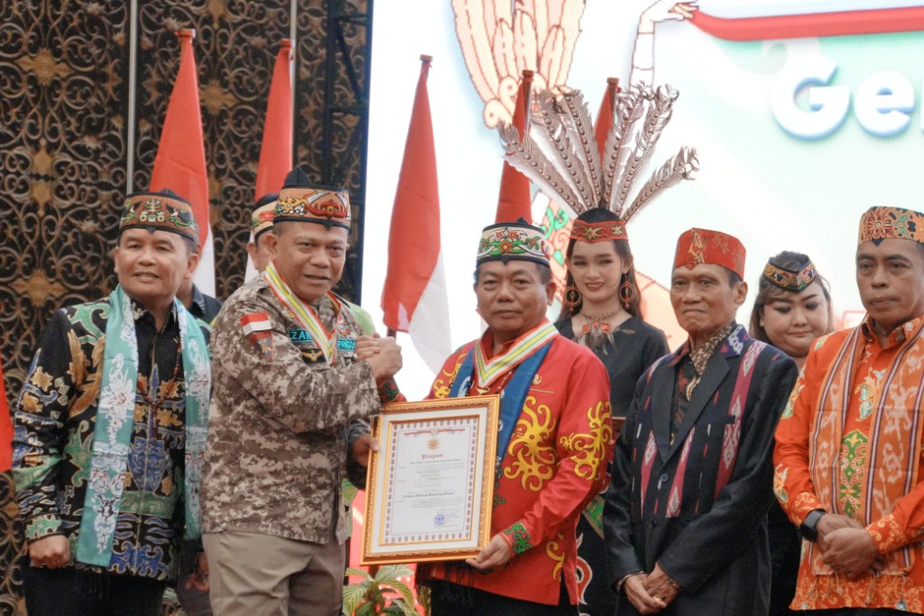 Bupati Kapuas Terima Penghargaan Tingang Menteng Bapenyang Simpei dari Gerdayak Indonesia