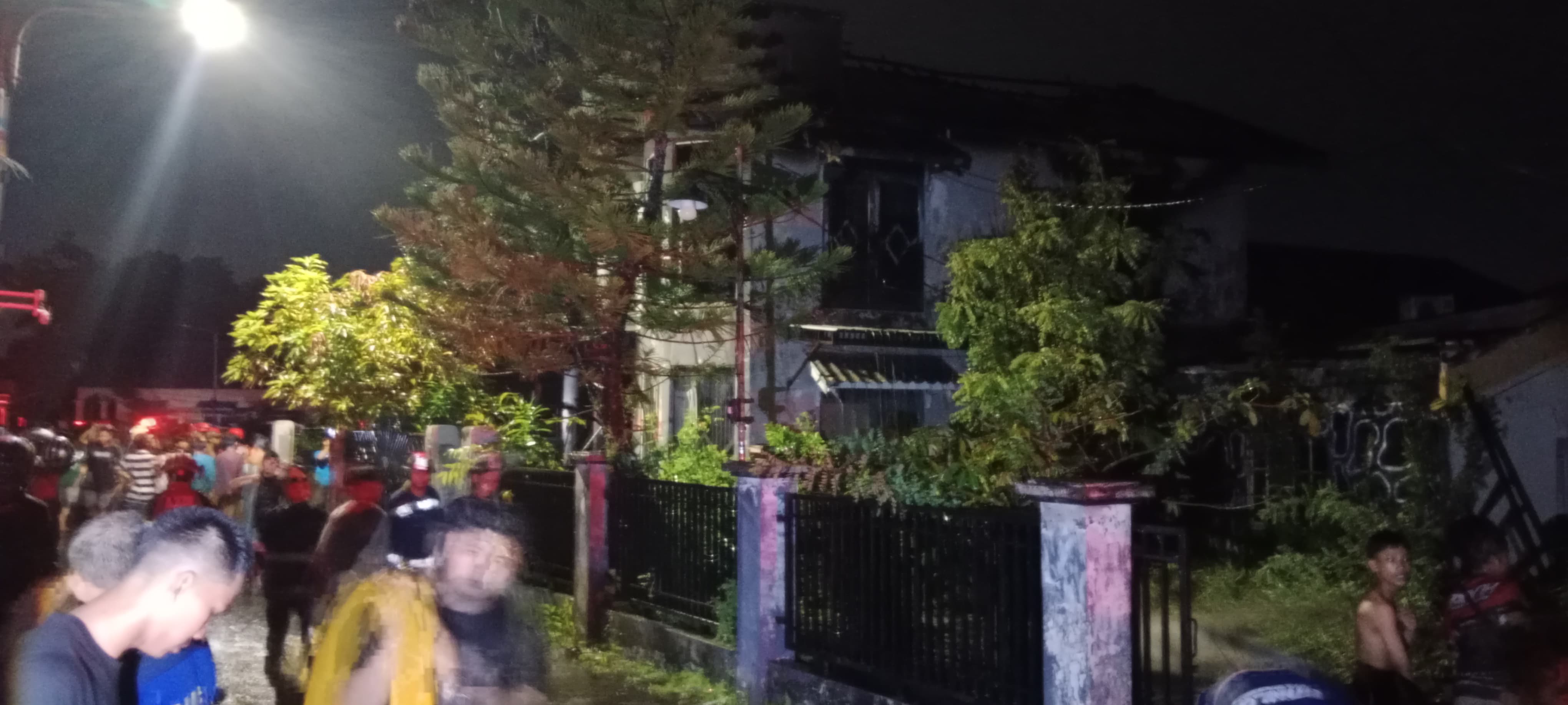 Rumah Dua Lantai di Pembangunan I Terbakar Saat Pemilik Sholat Maghrib, Satu Rumah Hangus