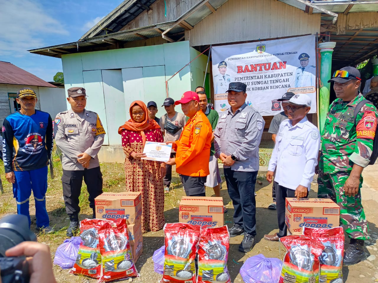 Gerak Cepat, Bupati HST Serahkan Bantuan untuk Warga Terdampak Puting Beliung