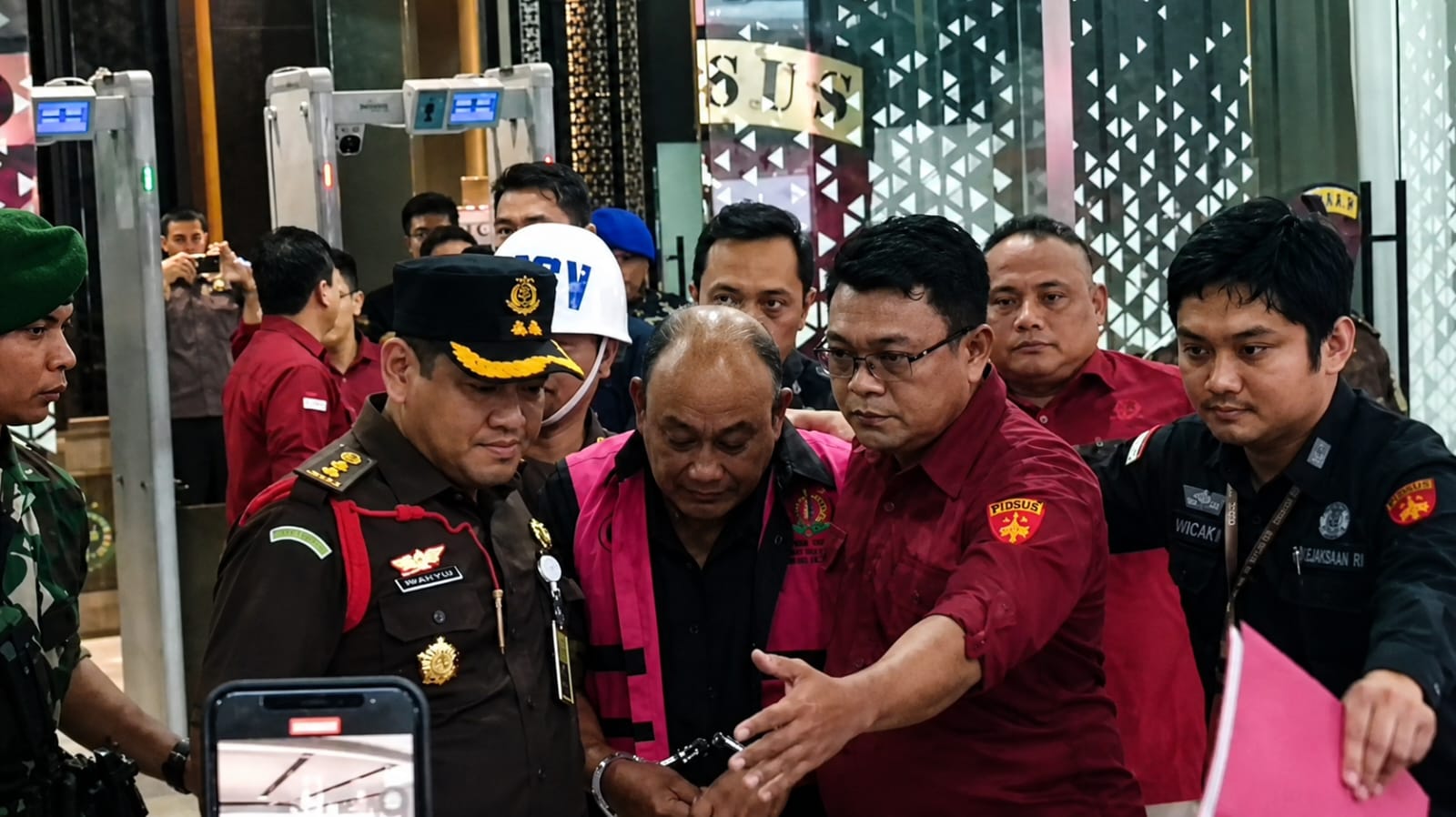 Eks Kepala BGN Dadan Hindayana Pakai Rompi Pink Tahanan Kejagung