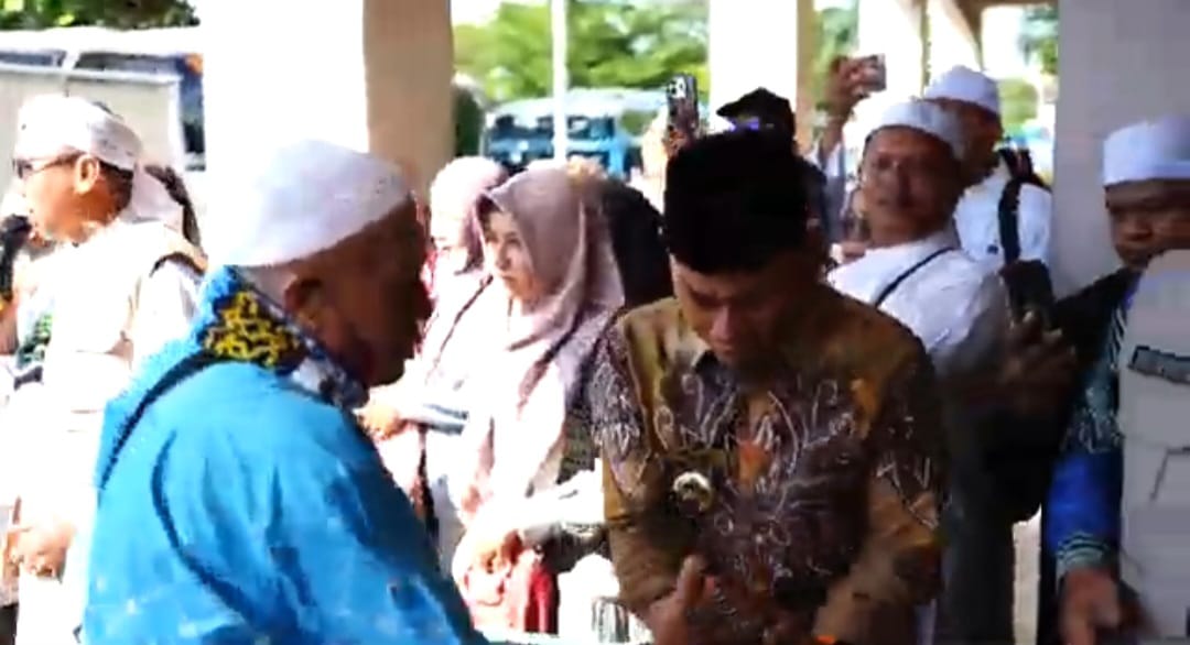 Sambut Kepulangan Kloter Haji Pertama, Walikota Yamin Berharap Jemaah Jadi Teladan di Lingkungannya