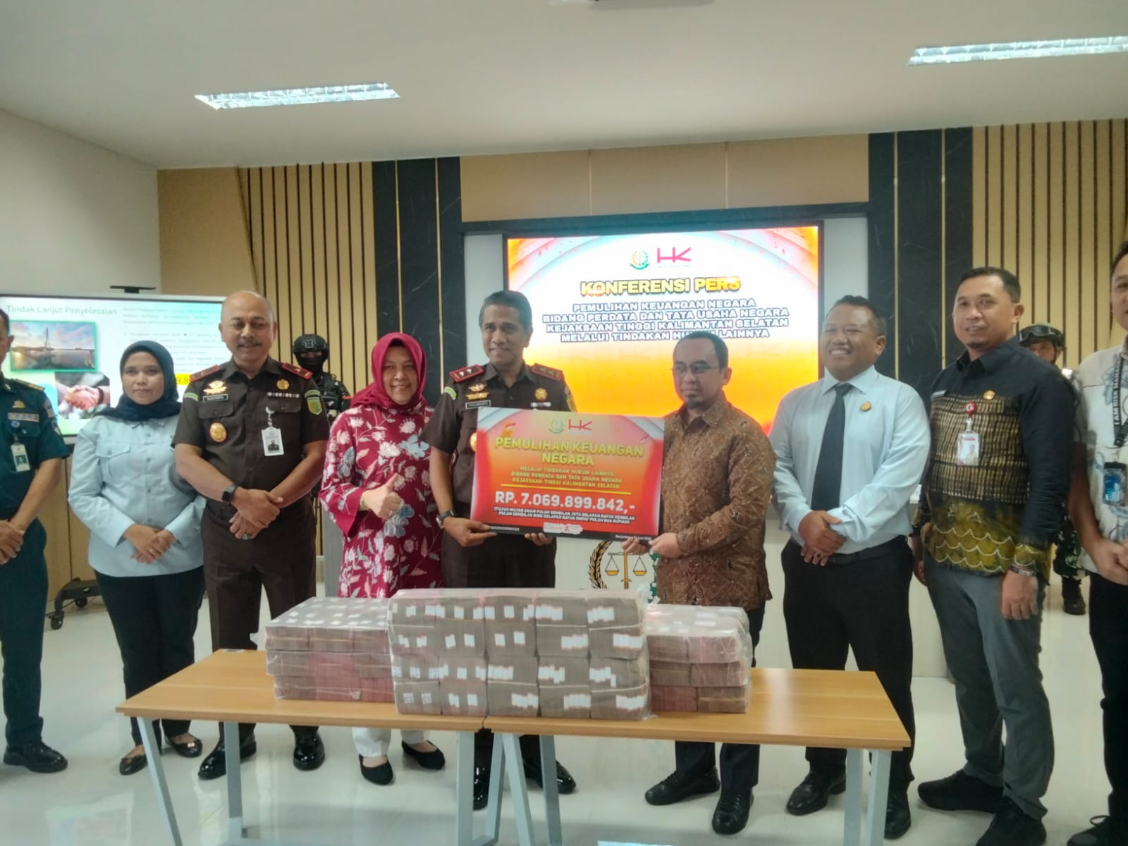 Kejati Kalsel Berhasil Pulihkan Kerugian Rp7 Miliar Akibat Tabrakan Tongkang di Proyek Jembatan Pulau Laut