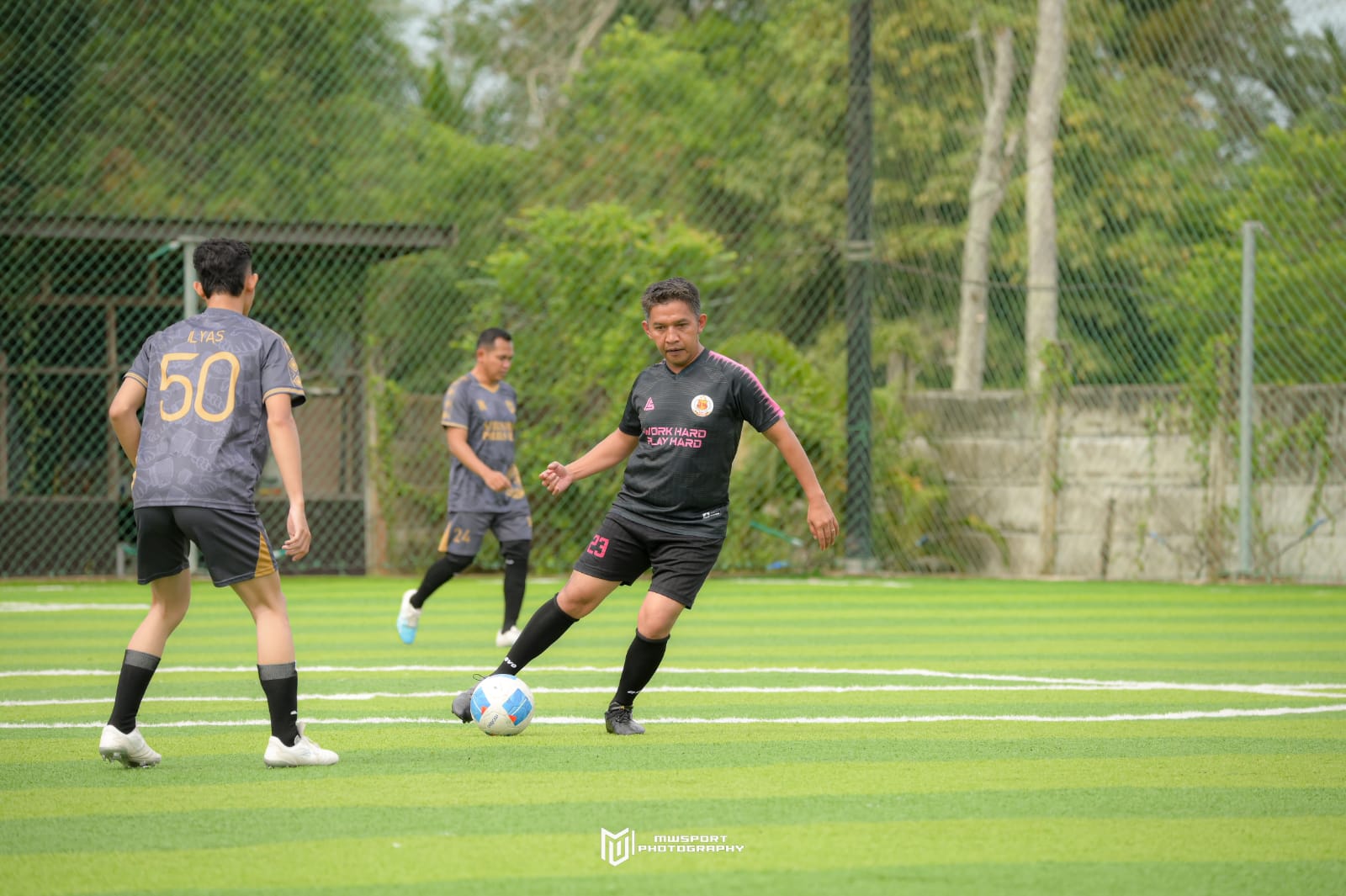 Kapolres HST Cetak Satu Gol untuk Tim Gabungan Sie