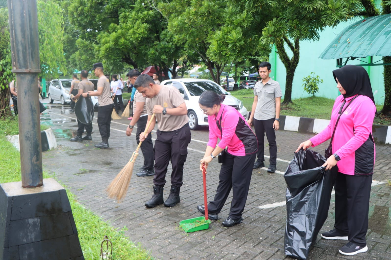 Kapolres HST dan Pengurus Bhayangkari Bersihkan Lingkungan Masjid