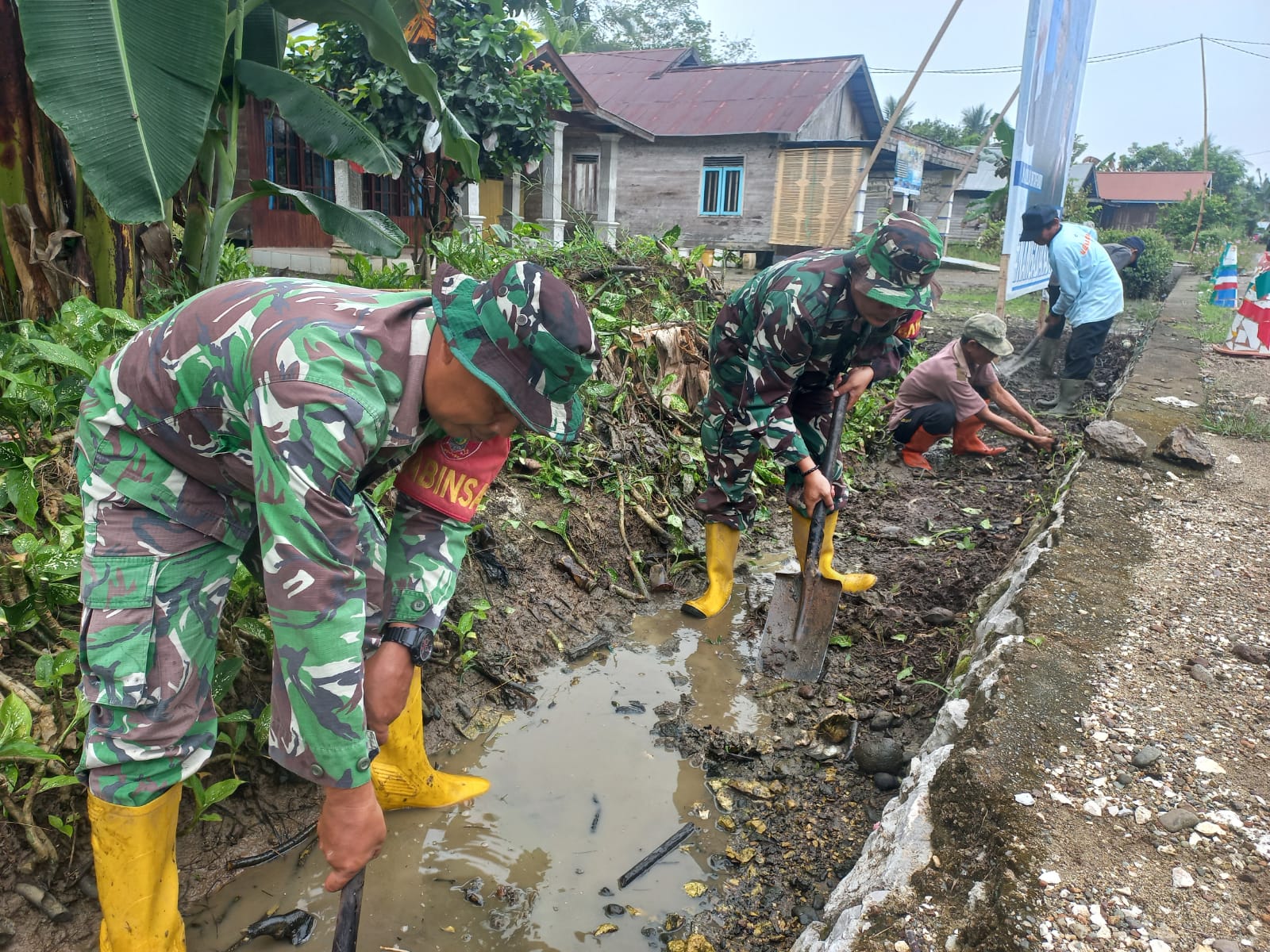 Babinsa dan Warga Awang Baru Gotong Royong Bersihkan Saluran Air