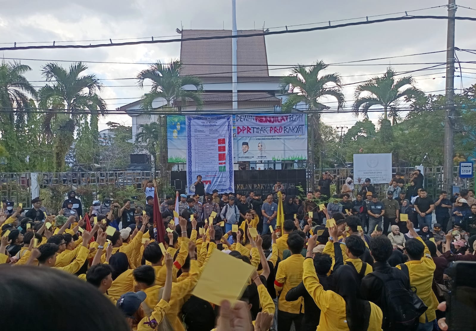 Usung 4 Tuntutan, Aliansi Mahasiswa Kalsel dan Elemen Masyarakat ‘Serbu’ Gedung DPRD