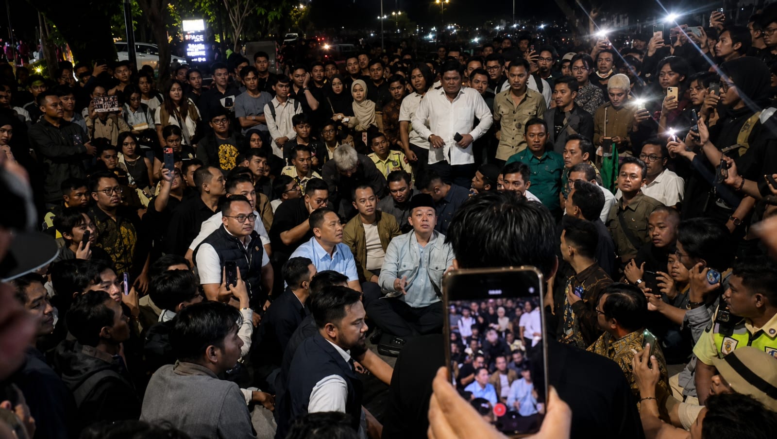 Kronologi Mahasiswa Geruduk hingga Kejar Nusron-Budiman di UGM
