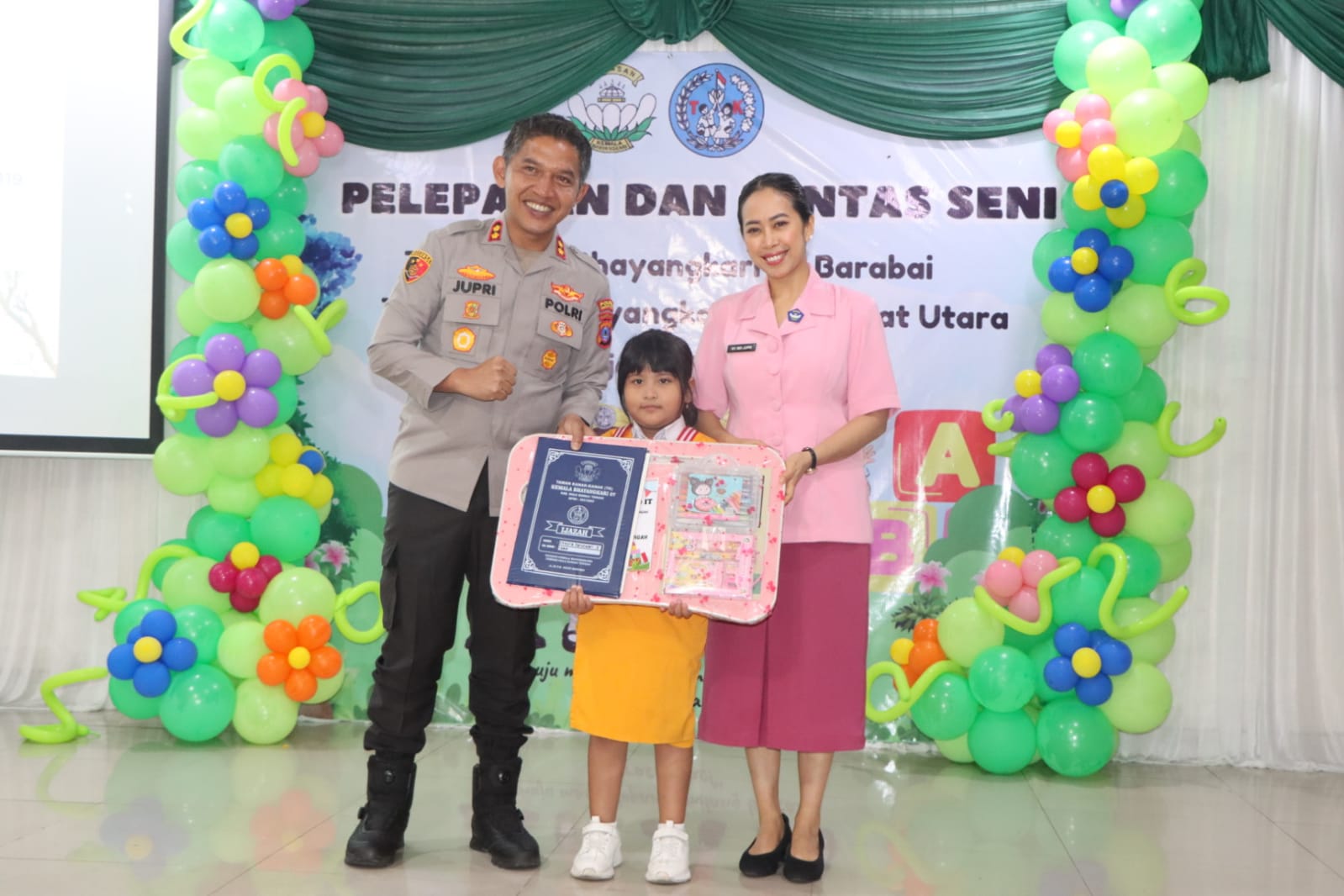 Kapolres HST dan Ketua Bhayangkari Melepas Murid TK Kemala
