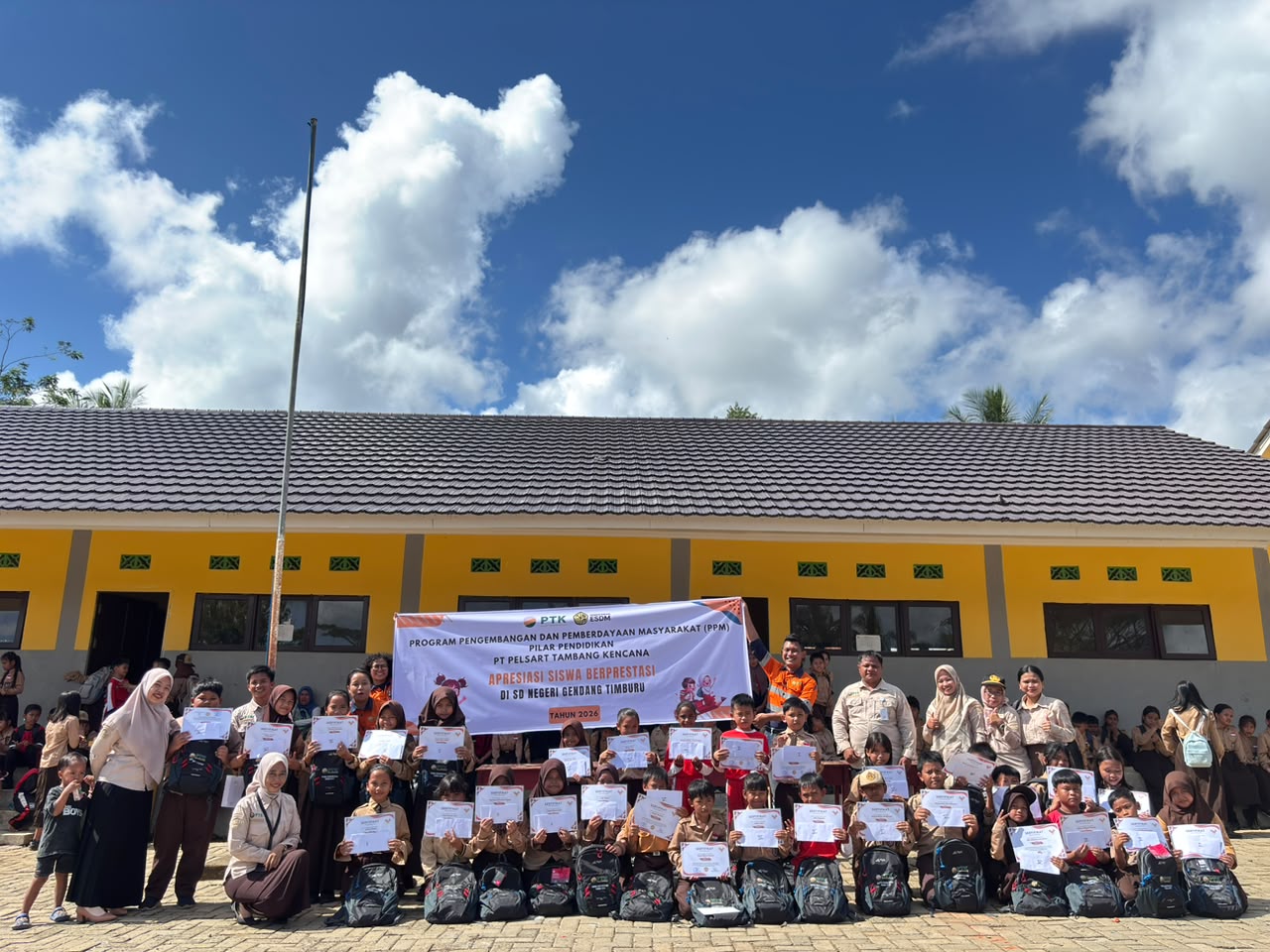Ratusan Siswa Berprestasi Terima Penghargaan dari PT PTK
