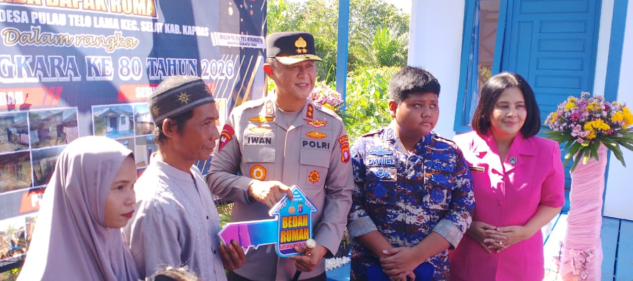 Kapolda Kalteng Serahkan Hasil Program Bedah Rumah Warga Pulau Telo