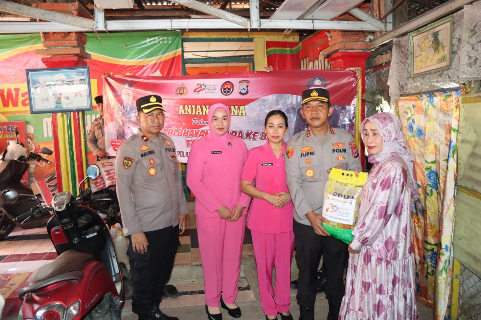 Polres HST Bagikan 1.000 Paket Bansos untuk Masyarakat Kurang Mampu