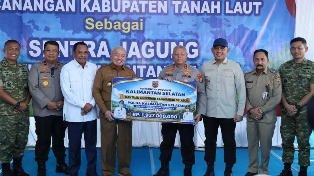 Dukung Swasembada Pangan, Gubernur Kalsel Serahkan Bantuan Alsintan 4 Combine dan 5 Traktor