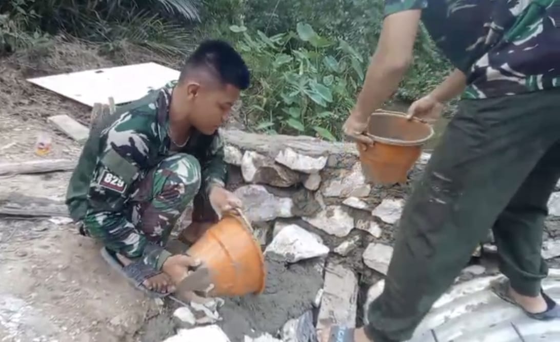 TNI dan Warga Tetap Bangun Empat Jembatan di HST Meski Hari Libur