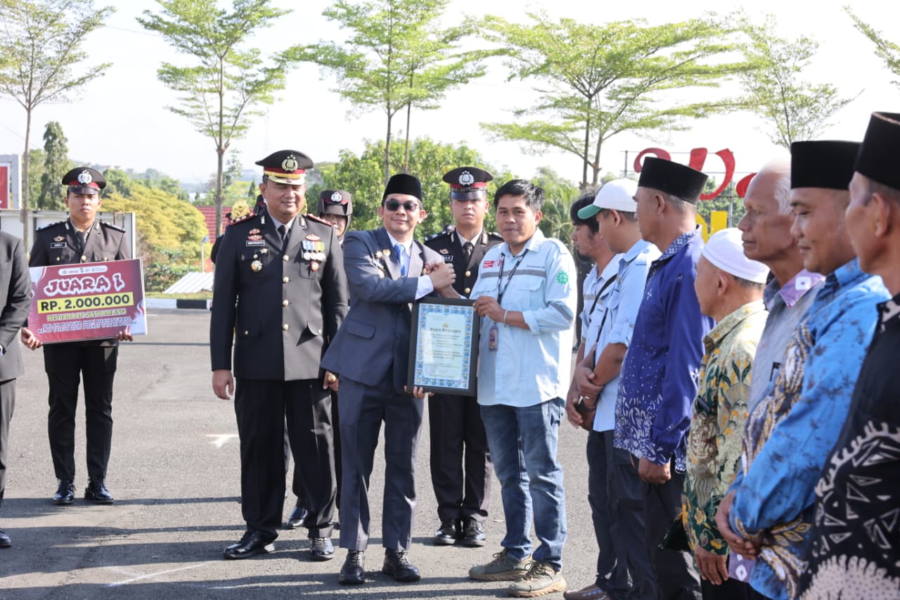 Bupati Andi Rudi Latif Serahkan Piagam Penghargaan Kepala Relawan Kemanusiaan di HUT ke-80 Bhayangkara