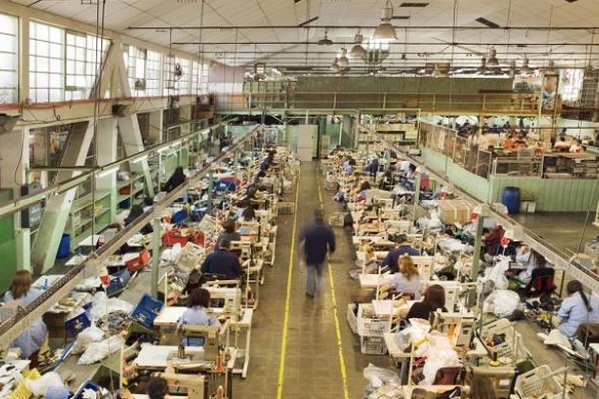 Waspada Sinyal Awal Desindustrialisasi dari Kejatuhan PMI Manufaktur