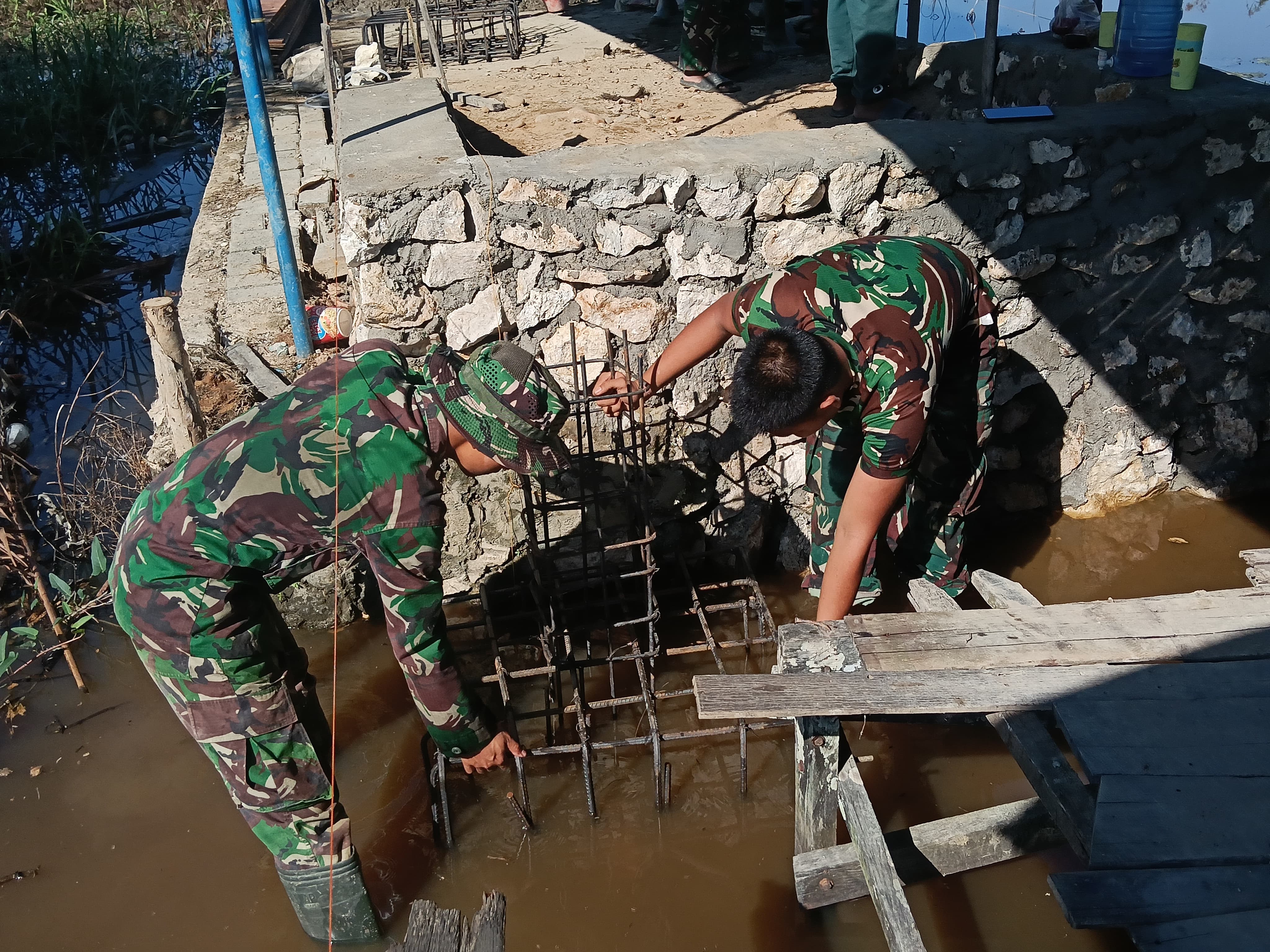 TNI dan Warga Gotong Royong Lanjutkan Pengecoran Empat Jembatan