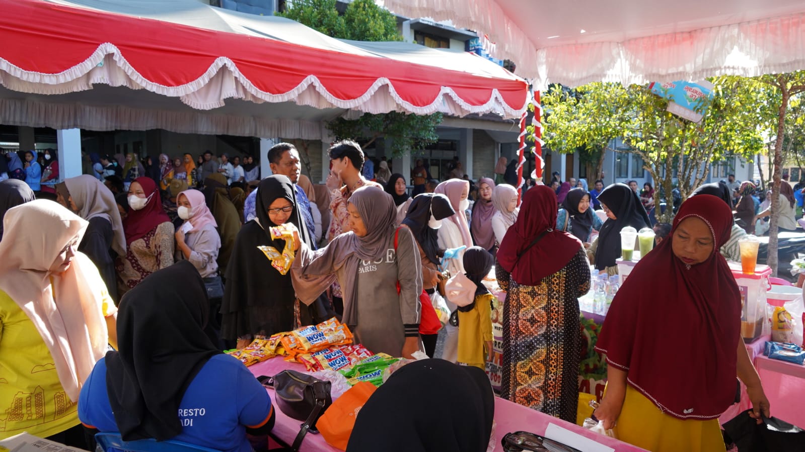 Warga Rusunawa Ganda Maghfirah ‘Serbu’ Pasar Murah