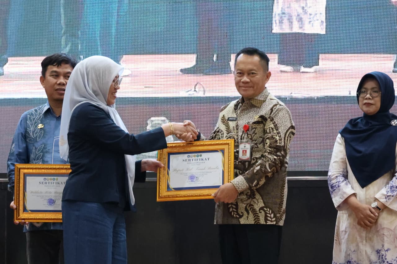 Bupati Andi Rudi Latif Terima Penghargaan ULM atas Dukungan Program KKN Lingkungan Hidup