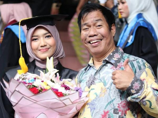 Sebahagia Itu saat Putrinya Wisuda Sarjana, Mendiang Temon Ternyata Lulusan Psikologi UI