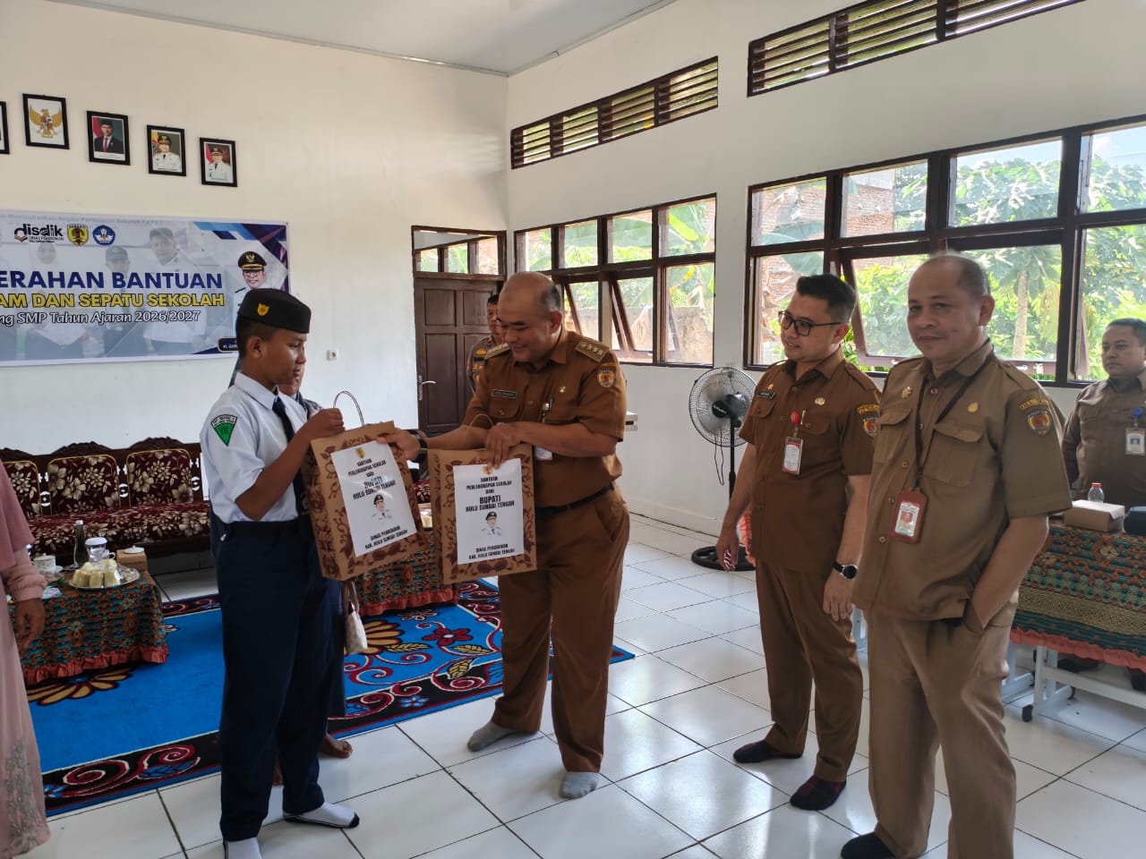 1.400 Siswa SMP di HST Dapat Bantuan Seragam dan Sepatu Sekolah