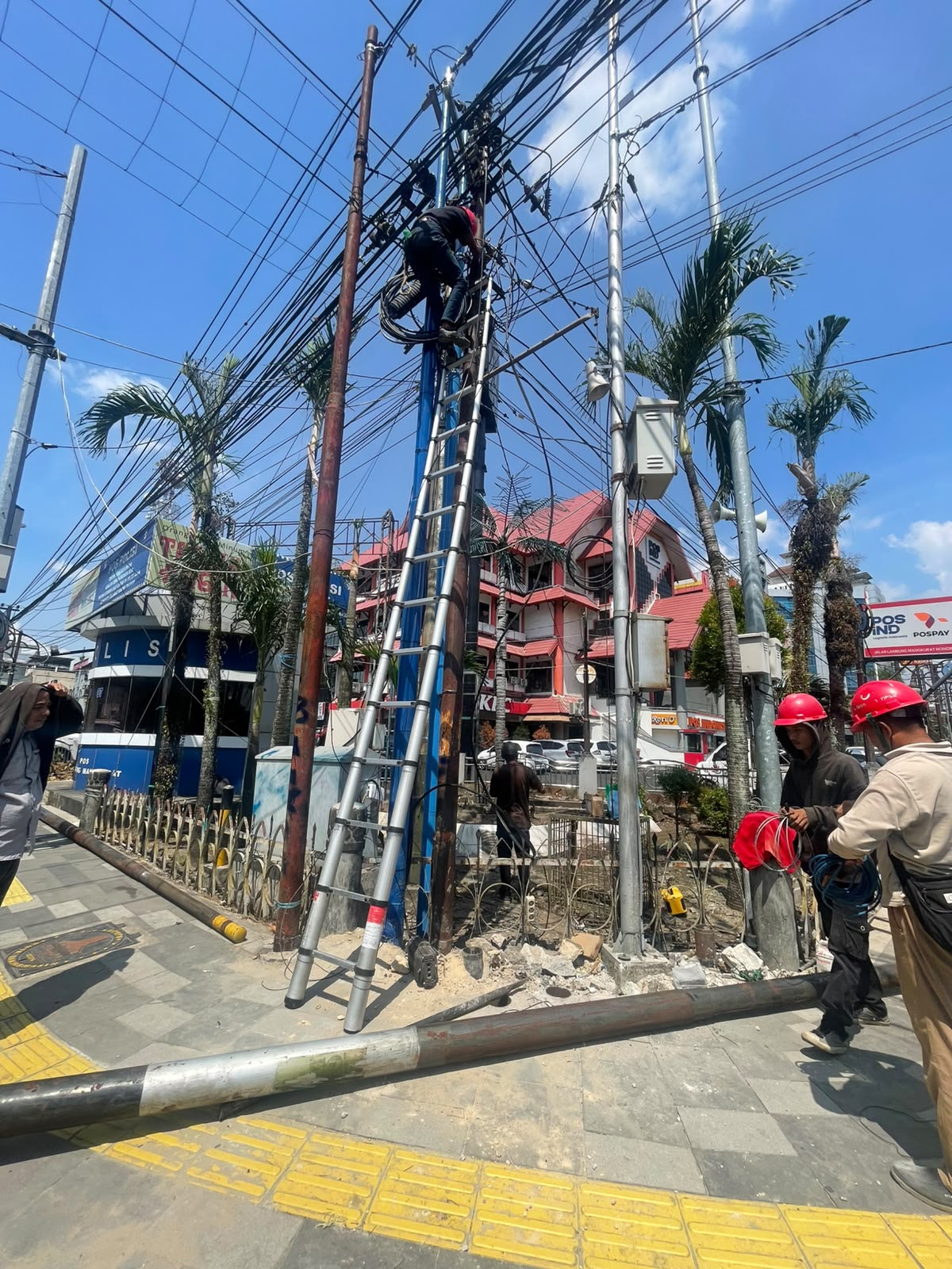 Penataan Utilitas Telekomunikasi, Pemko Banjarmasin Rampungkan Uji Coba Tiang Bersama di Simpang Kantor Pos
